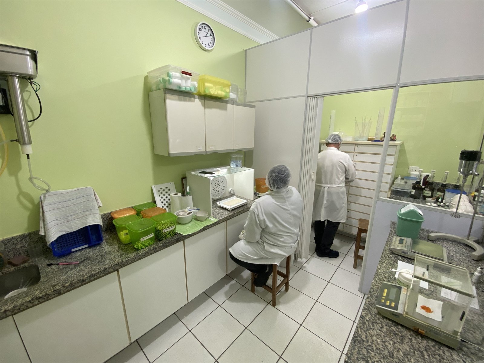 Ambiente controlado e seleção de matérias-primas no laboratório de manipulação